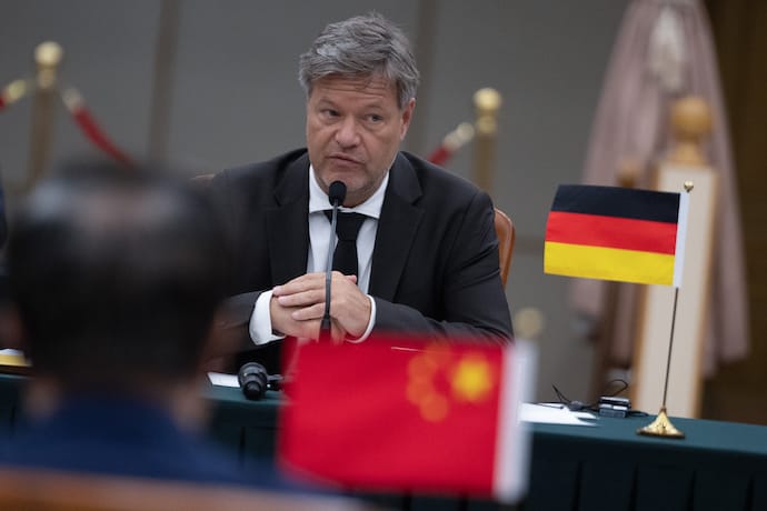 Міністр економіки Німеччини закликав Китай не обходити санкції ЄС проти Росії