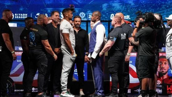 За пояс, від якого відмовився Усик: офіційно названо дату бою між Джошуа та Дюбуа