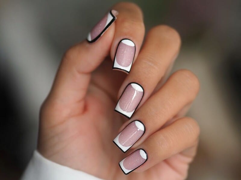 Майстриня показала дизайн манікюру в чорно-білій гамі. Відео Майстриня показала дизайн манікюру в чорно-білій гамі. Відео