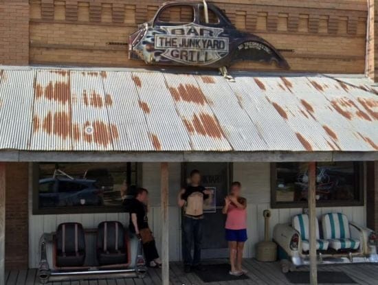 Жінка посеред вулиці оголила груди на камеру Google Maps – фото