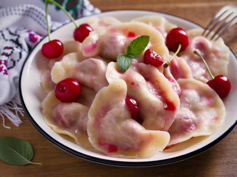 "Так смачніше й легше зліпити". Суддя "МастерШеф" Мартиновська показала, як готує вареники з вишнею. Відео