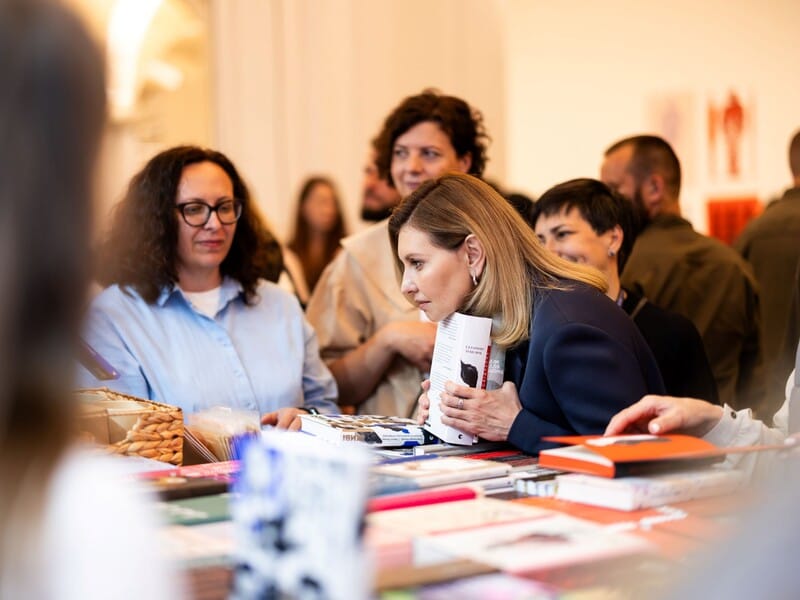 "Вважаю за честь придбати хоча б декілька книг, які пережили російську атаку". Зеленська розповіла, що купила на "Книжковому арсеналі". Фото