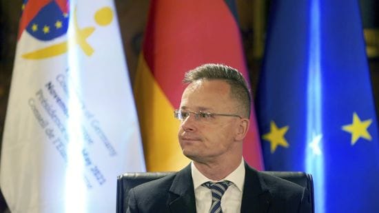 Сіярто заявив, що підтримує "мирний план" Китаю