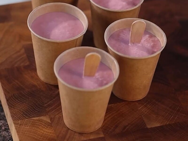 Подрібніть це блендером і залиште в морозилці на дві години. Рецепт полуничного морозива лише із трьох простих інгредієнтів Подрібніть це блендером і залиште в морозилці на дві години. Рецепт полуничного морозива лише із трьох простих інгредієнтів