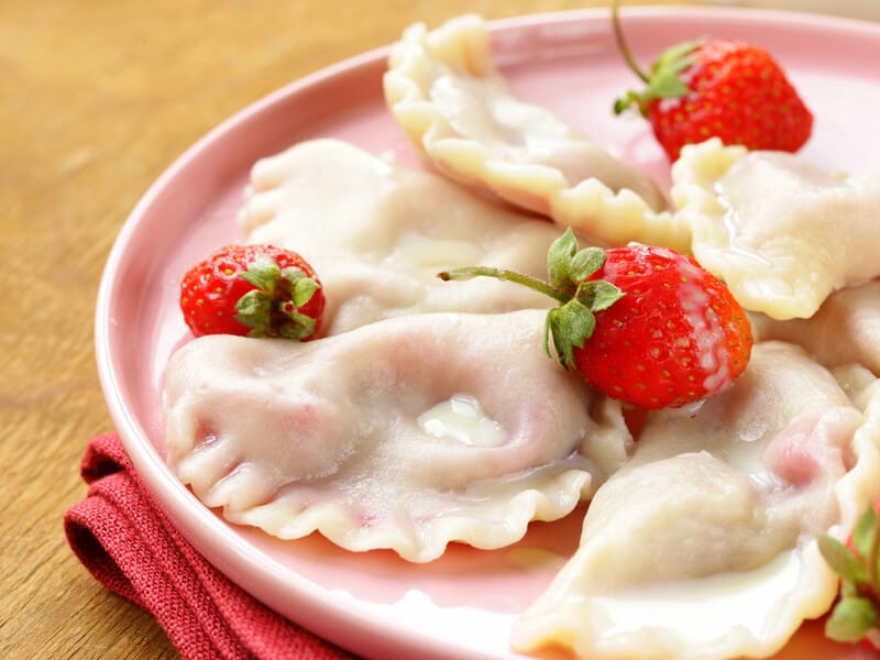 Додайте це до борошна – і вареники з полуницею ніколи не порвуться й не потечуть. Рецепт тіста й лайфхаки з начинкою Додайте це до борошна – і вареники з полуницею ніколи не порвуться й не потечуть. Рецепт тіста й лайфхаки з начинкою