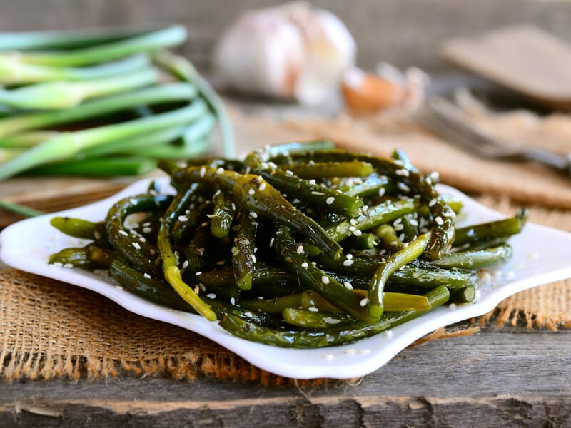 "Це сезонно, недорого, легко і смачно". Лайфхак від ресторатора Ярославського, як приготувати часникові стрілки "Це сезонно, недорого, легко і смачно". Лайфхак від ресторатора Ярославського, як приготувати часникові стрілки