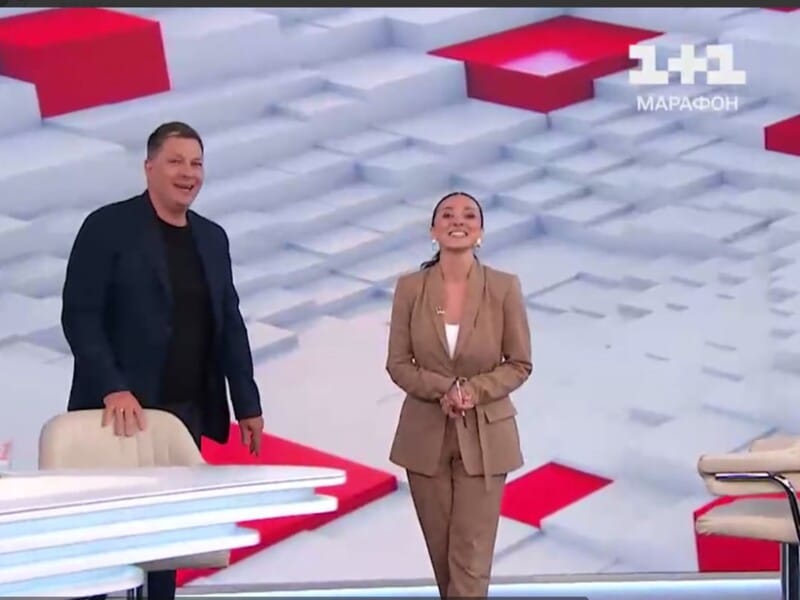 Від ведучих "1+1" у прямому ефірі телемарафону "втік" стіл. Відео
