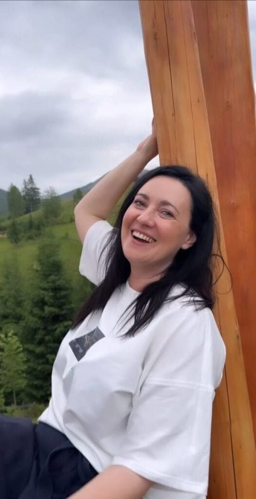 Соломія Вітвіцька показала зіркову куму та як відпочиває з похресником і коханим у Карпатах