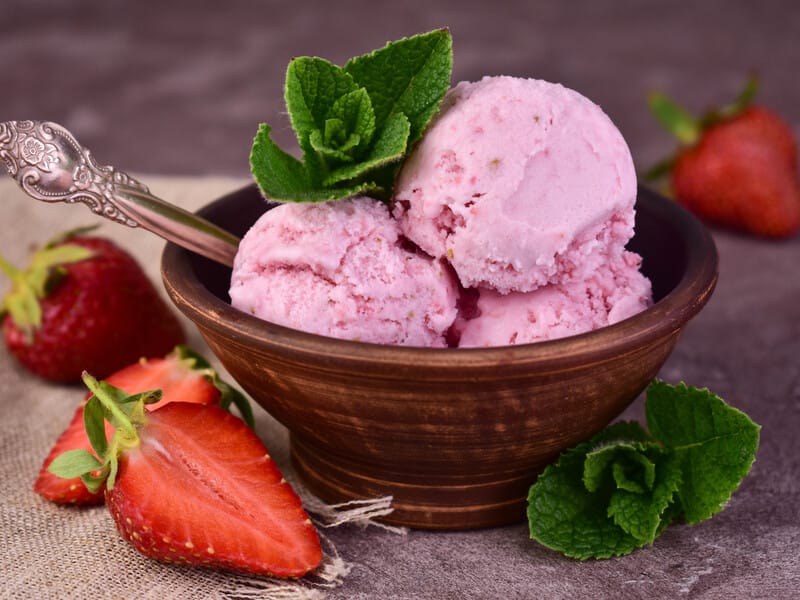 "Це дуже смачно! Обов'язково спробуйте". Полуничне морозиво зі згущеним молоком і меренгою. Рецепт від Ярославського