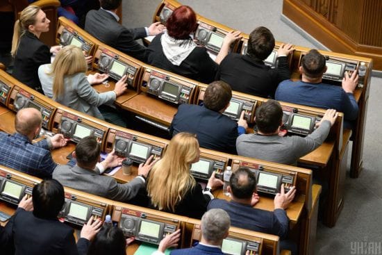 У Раді пропонують підняти зарплату помічникам депутатів: цифра шокує