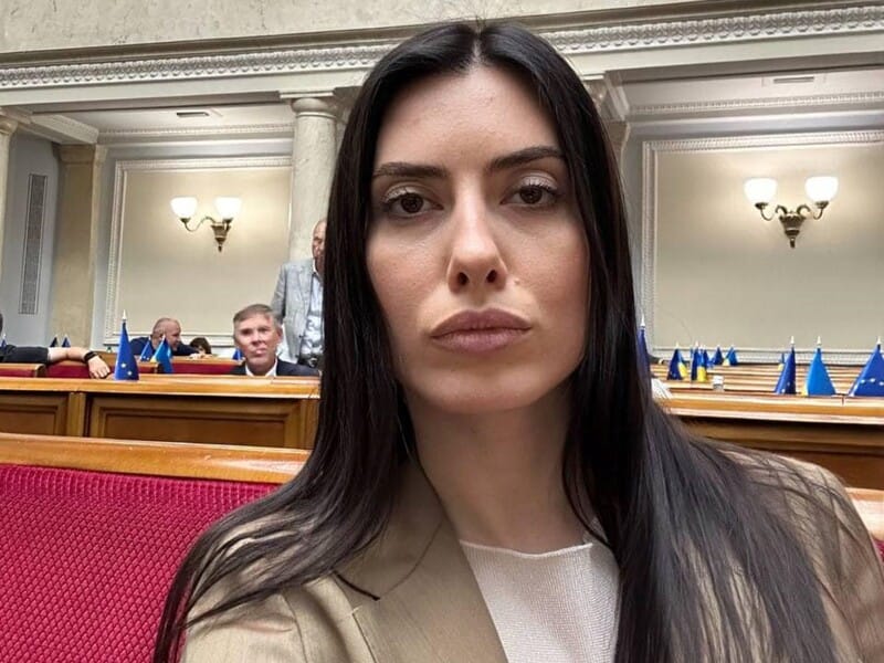 Нардепка Мезенцева повідомила, що під час падіння пошкодила ногу і пересувається на милицях. Фото Нардепка Мезенцева повідомила, що під час падіння пошкодила ногу і пересувається на милицях. Фото