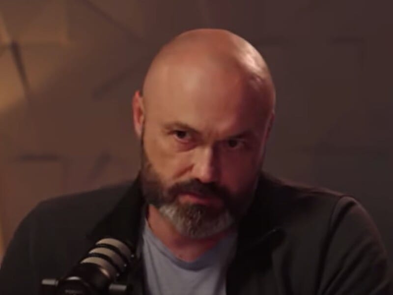 Єфросиніна публічно запитала в чоловіка про польових дружин і заявила, що "багато жінок готові приласкати бійця". Він відповів: Життя продовжується всюди