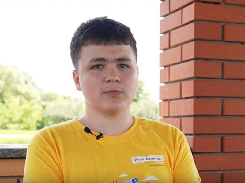 "Мрію повернутися додому". Підліток зі Слатиного Харківської області розповів свою історію музею "Голоси Мирних" Фонду Ріната Ахметова