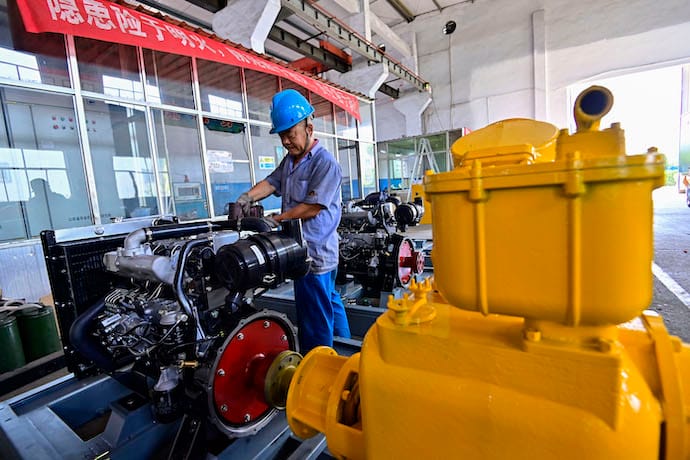 Виробнича активність у Китаї скорочується другий місяць поспіль