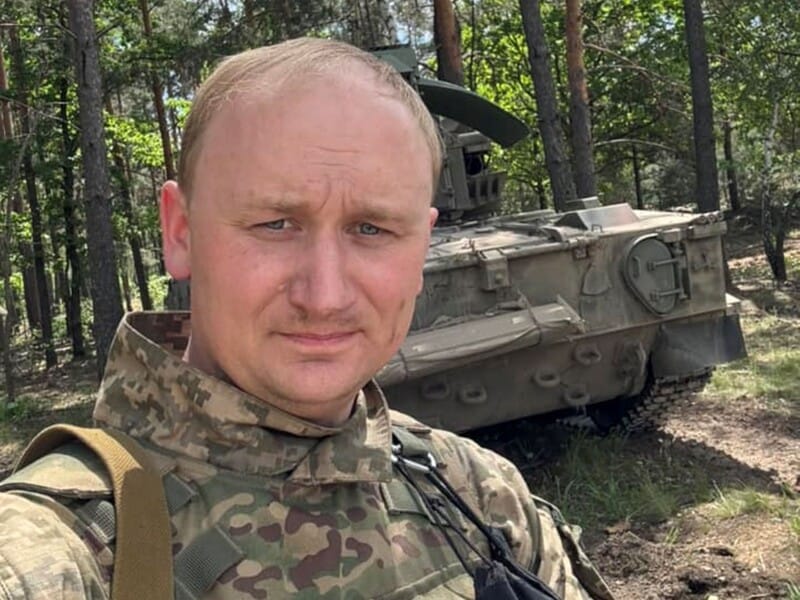 Видавець Мартинов: "Книжковий арсенал" проводжу на полігоні. Зеленська купила наші новинки. На вечерю чай наливав хлопчина на ім'я Володимир Зеленський Видавець Мартинов: "Книжковий арсенал" проводжу на полігоні. Зеленська купила наші новинки. На вечерю чай наливав хлопчина на ім'я Володимир Зеленський