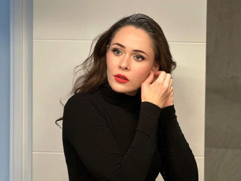 Саніна порадила блогеру змінити професію після того, як він попросив її пояснити, чому The Hardkiss більше не виступає в Україні