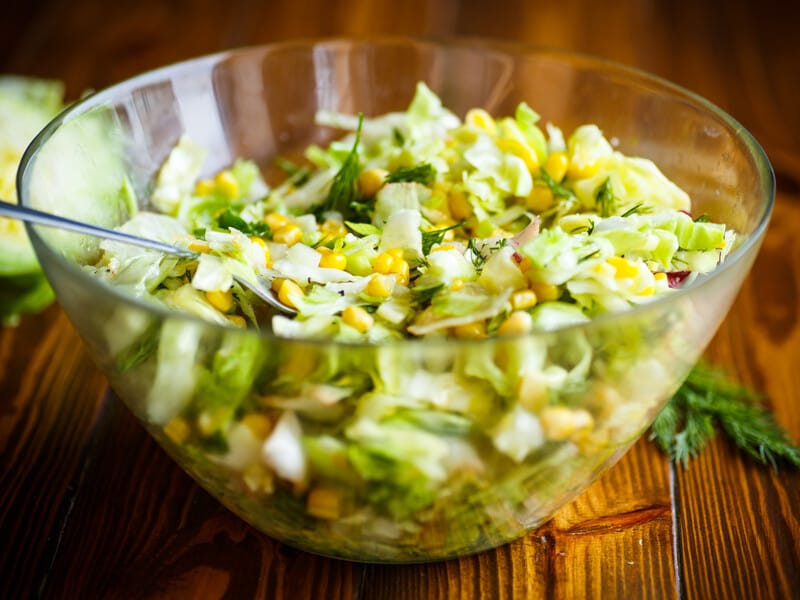 "Ось так капуста! Неможливо відірватися – дуже смачно і просто". Сезонний салат із пікантною сметанною заправкою