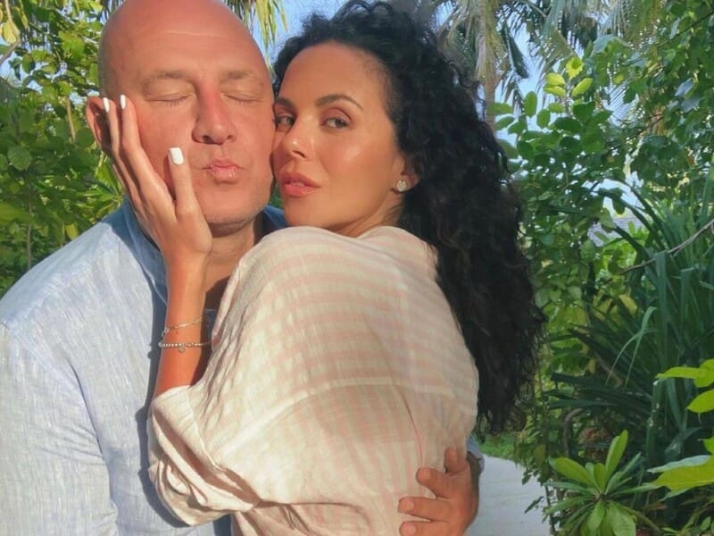 "Деякі речі обурюють, деякі – дивують". Відомий ведучий відповів, що зараз відбувається в житті Потапа і Каменських