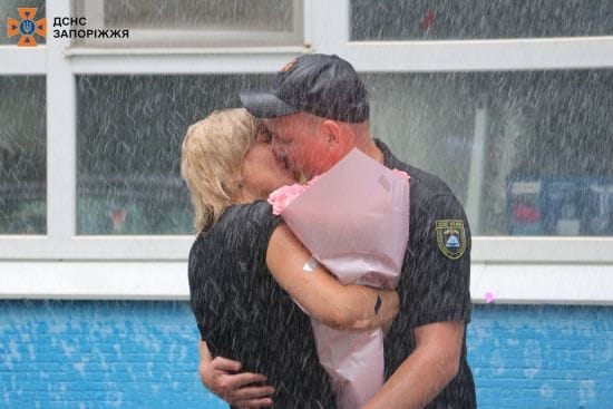 Вона відповіла "так": у Запоріжжі рятувальник освідчився коханій під час тактичних навчань – фото