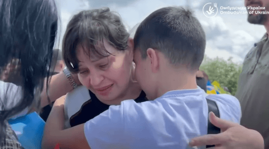 Ці кадри облетіли всю країну: жінка понад два роки була у полоні РФ і нарешті побачила сина (відео)