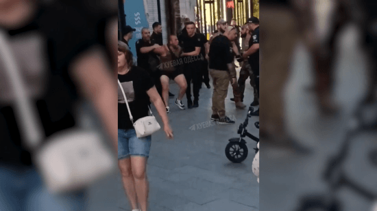 Силова мобілізація в Одесі: біля розважального закладу жорстко затримали чоловіка (відео)