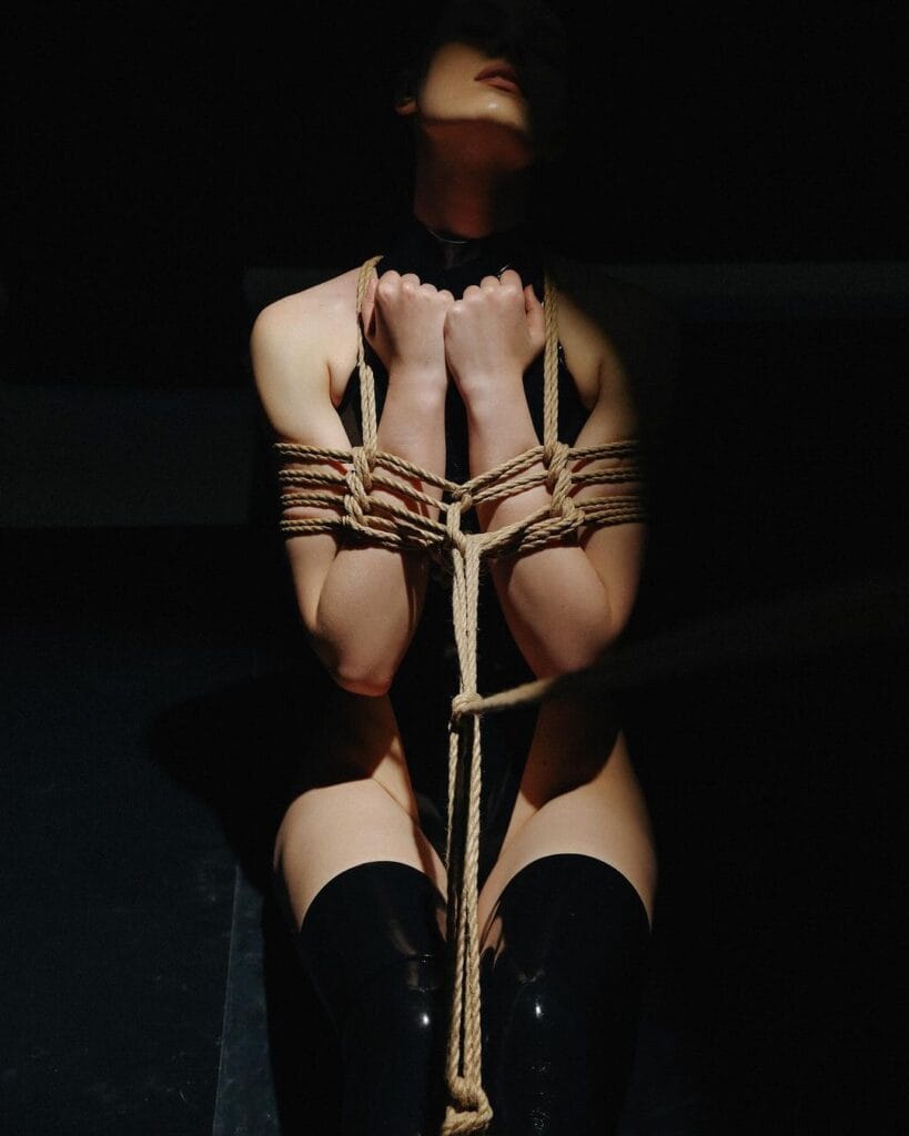 Чому вам варто зв’язати свою другу половинку і як це зробити? Все про шибарі.