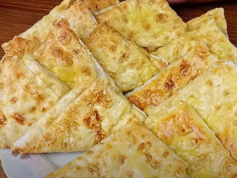 "Коли немає світла, кращого рецепта не знайти". Конвертики з начинкою з лаваша, які дуже швидко готуються