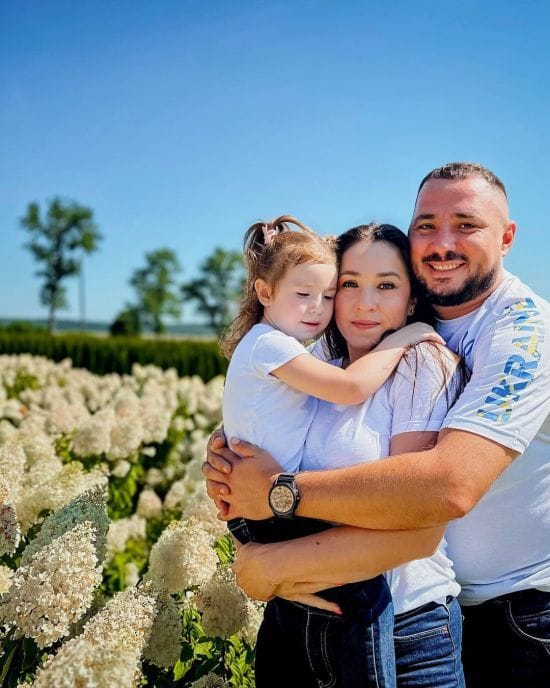 Наталка Карпа зворушливо привітала чоловіка-військового з особливим святом: "Чекаємо вдома"