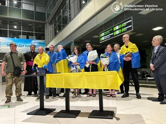 Лубінець показав кадри повернення додому з полону цивільних українців