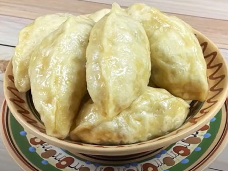 Додайте це до борошна – і вареники на парі будуть пишними й ніжними. Рецепт тіста на кефірі