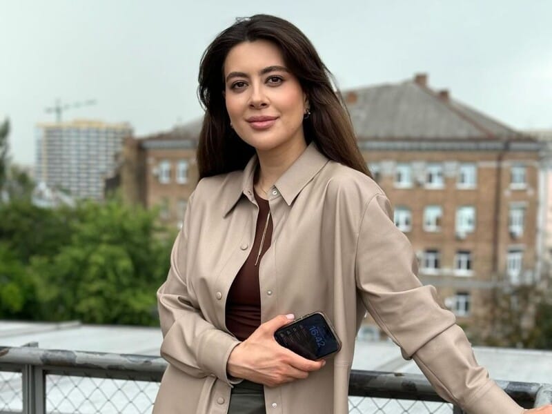 "Я боюся, що нас побачать, будуть думати: "А звідки в нього гроші?" Есхакзай розповіла про свого нового бойфренда-військовослужбовця