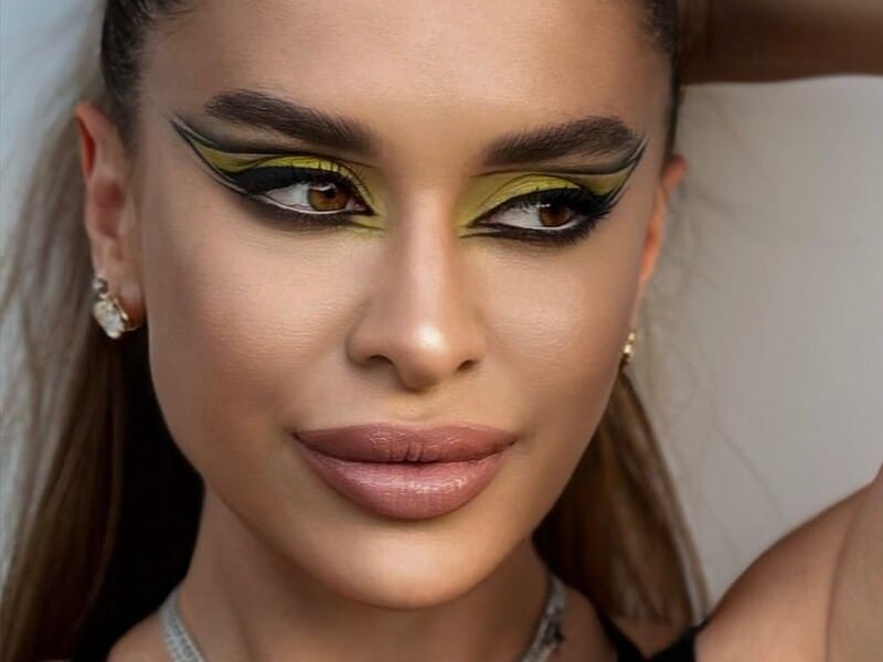 Реус показала екстравагантний макіяж. Відео Реус показала екстравагантний макіяж. Відео