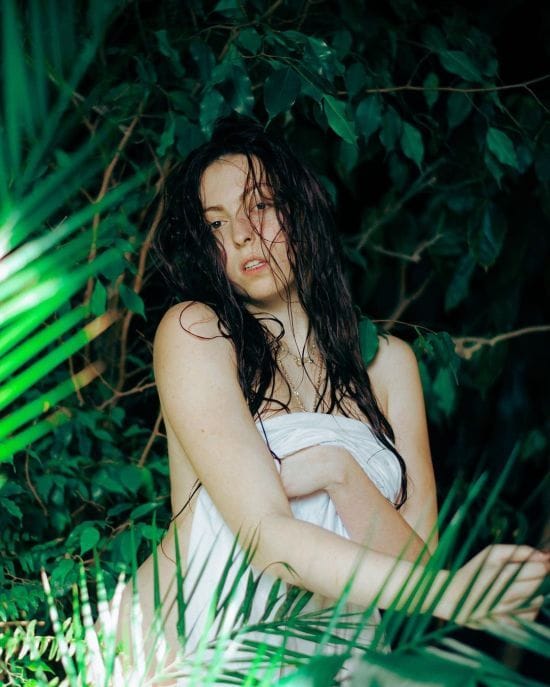 19-річна донька Олі Полякової повністю оголилася і наробила пікантних фото у воді без макіяжу