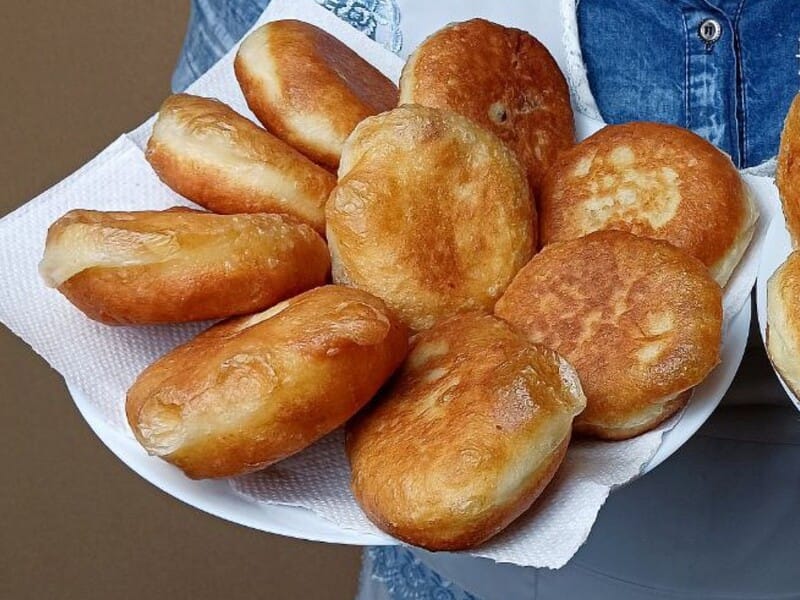 Додайте лише одну столову ложку цієї рідини наприкінці – і смажені пиріжки будуть нарозхват. Рецепт дивовижного тіста