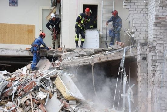 Ракетний удар по Дніпру: двоє мешканців багатоповерхівки вийшли на зв’язок