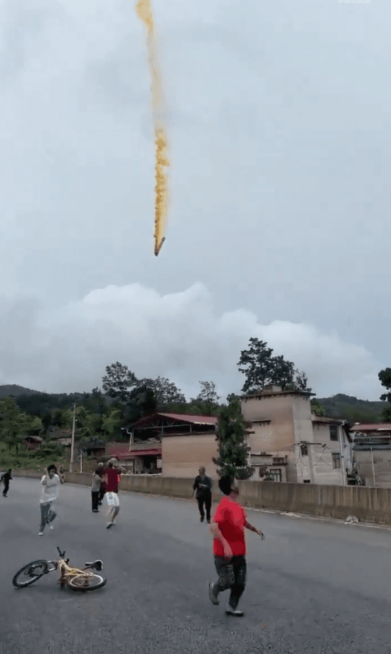 У Китаї поруч із житловим районом впала частина ракети-носія: відео