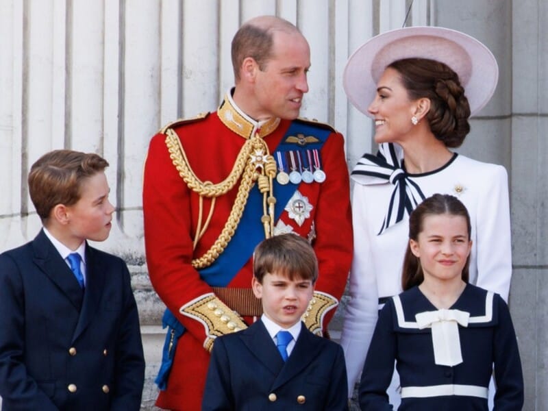 Принцу Вільяму – 42. Кенсінгтонський палац оприлюднив "кумедне" сімейне фото Уельських, яке зробила принцеса Кетрін на пляжі в Норфолку