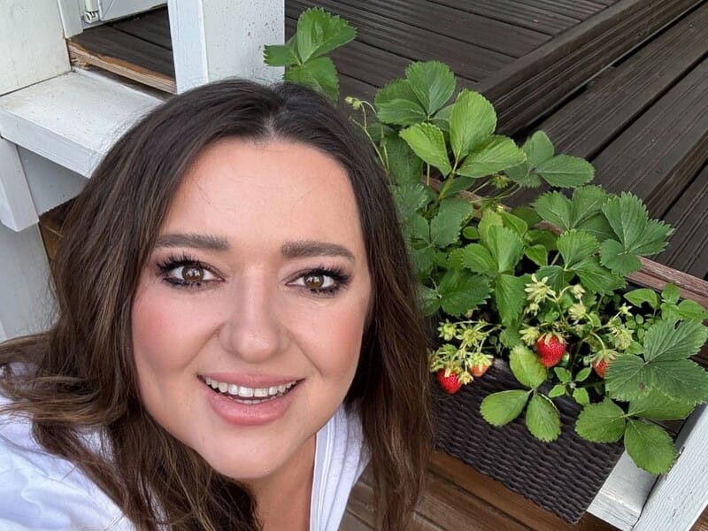 "Перший у житті врожай". Могилевська похвалилася врожаєм полуниці, яку виростила разом зі своїми доньками вдома. Відео "Перший у житті врожай". Могилевська похвалилася врожаєм полуниці, яку виростила разом зі своїми доньками вдома. Відео