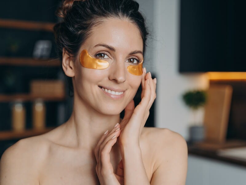 "Це не те, що ми б хотіли бачити за декілька років". Косметологиня попередила, що буде зі шкірою, якщо постійно використовувати патчі