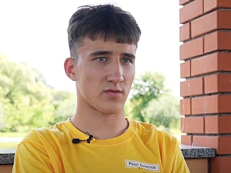 "Уночі прилетіла ракета. Загинули батьки знайомої". Історія 16-річного Данила зі Слов'янська у музеї "Голоси Мирних" Фонду Ріната Ахметова "Уночі прилетіла ракета. Загинули батьки знайомої". Історія 16-річного Данила зі Слов'янська у музеї "Голоси Мирних" Фонду Ріната Ахметова