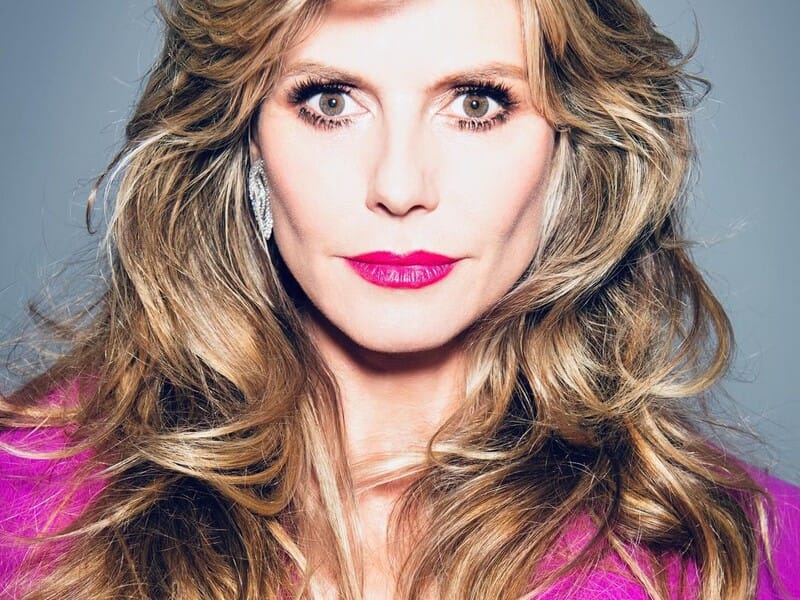 51-річна Клум знялася на дивані в мереживній білизні