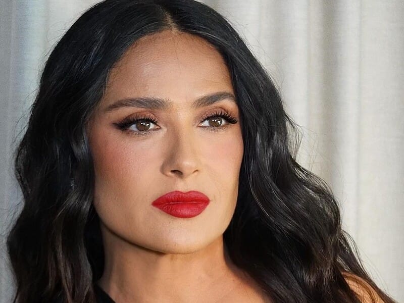 57-річна Гаєк знялася під час купання в океані. Відео