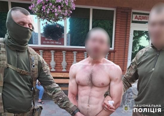 На Хмельниччині пострілами зупиняли водія, який вчинив ДТП з поліцейським авто