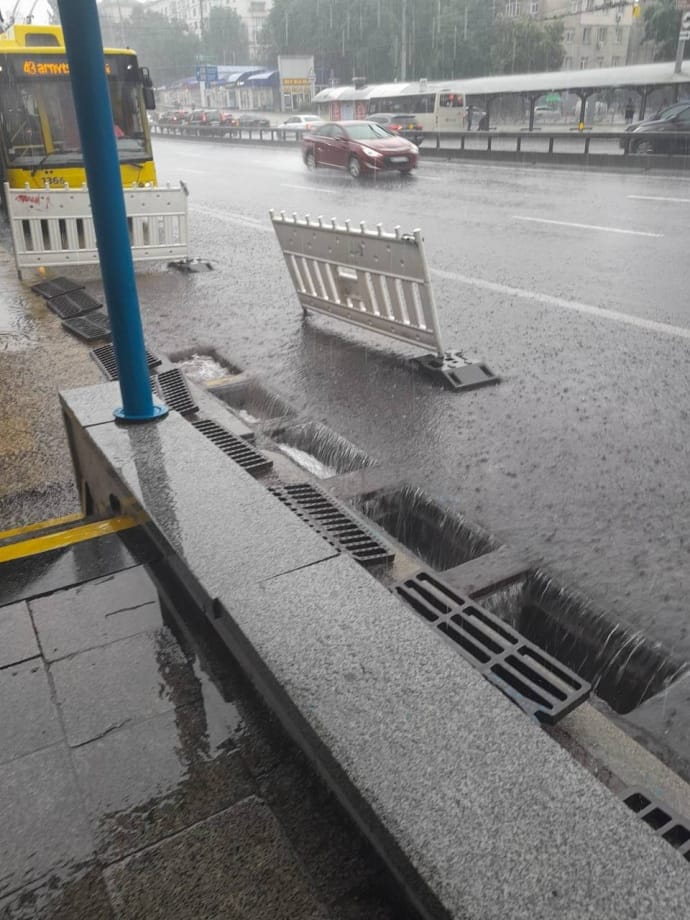 Комунальники Києва усувають наслідки підтоплень у деяких районах столиці