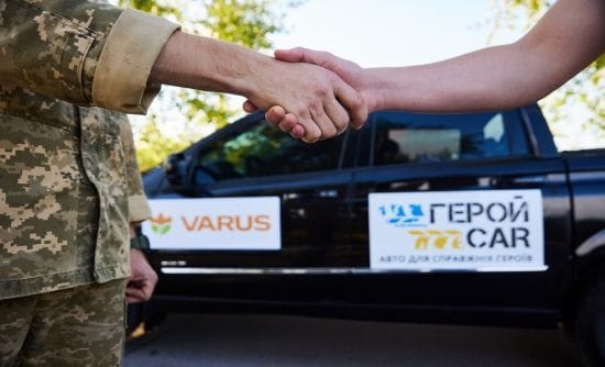 Мережа VARUS разом із клієнтами зібрали кошти та передали дві автівки для проєкту “ГеройCar”