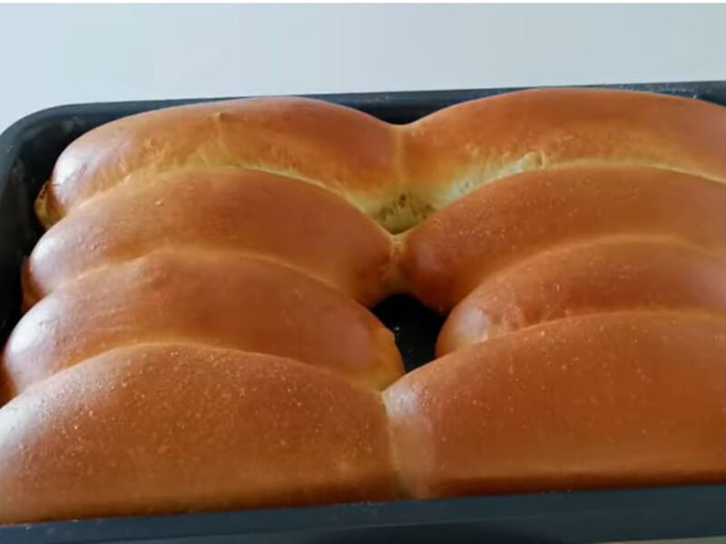 "Які ж вони добрі!" Рецепт ідеальних булочок із дріжджового тіста на молоці