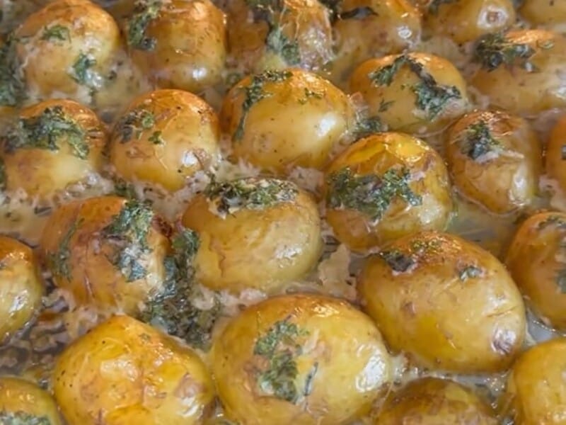 "Такого ви ще не куштували". Змастіть цим молоду картоплю перед запіканням – і вийде дуже смачно