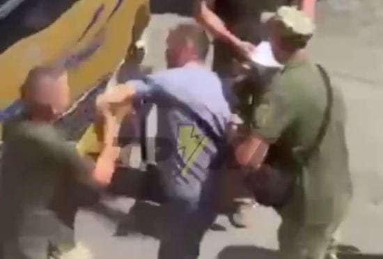 "Намагався втекти": у Чернівецькому ТЦК прокоментували сутичку із військовозобов'язаним