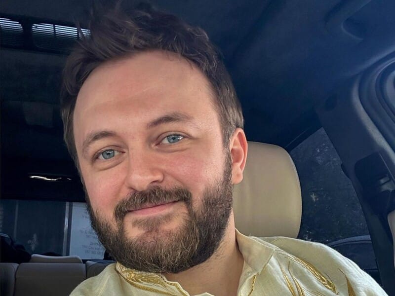 "Завітав у гості і приніс улюблені квіти". Зірка серіалу "Кава з кардамоном" знялася в обіймах із Хомою