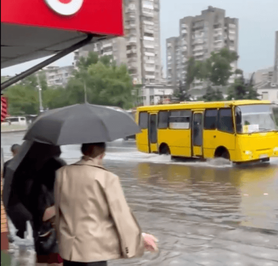 Київ знову "поплив" через потужну зливу – відео
